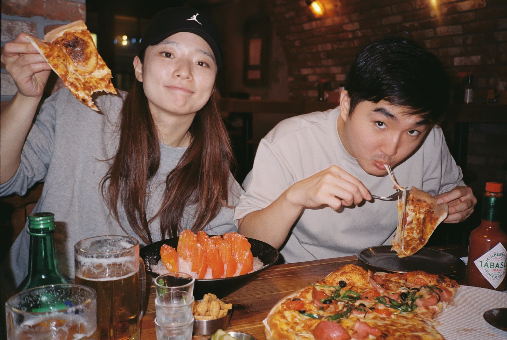 Sunny and Phil, eating pizza.